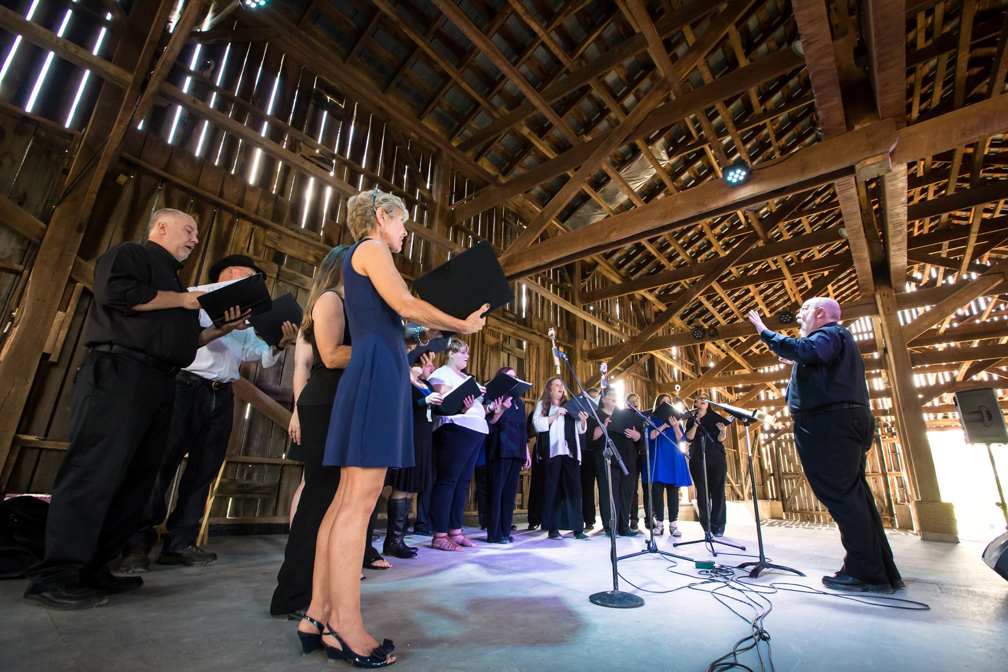 Sara Holyrod Singers in the barn